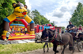 Pferdekutsche und Hüpfburgen © KTS Susanne Weisheit
