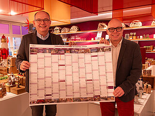 Knut Kreuch und Enrico Heß mit Jahreskalender  © KTS Miriam Reichart
