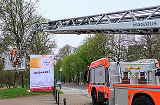 Anbringung der Meilen-Banner (c)KTS Anbringung der Meilen-Banner (c)KTS