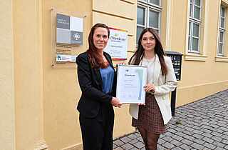 PM 51-2026 Übergabe der Ehrenurkunde von der IHK an die KulTourStadt Gotha GmbH ©KulTourStadt Gotha GmbH (v.l.n.r. Anja Wolf, Leiterin des IHK-Regionalbüros Gotha; Maya Heß, Geschäftsführerin KulTourStadt Gotha GmbH) PM 51-2026 Übergabe der Ehrenurkunde von der IHK an die KulTourStadt Gotha GmbH ©KulTourStadt Gotha GmbH (v.l.n.r. Anja Wolf, Leiterin des IHK-Regionalbüros Gotha; Maya Heß, Geschäftsführerin KulTourStadt Gotha GmbH)