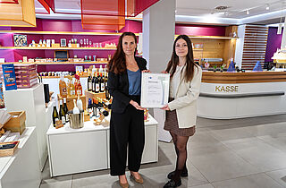 PM 51-2026 Übergabe der Ehrenurkunde von der IHK Erfurt an die Tourist-Information Gotha ©KulTourStadt Gotha GmbH (v.l.n.r. Anja Wolf, Leiterin des IHK-Regionalbüros Gotha; Maya Heß, Geschäftsführerin KulTourStadt Gotha GmbH) PM 51-2026 Übergabe der Ehrenurkunde von der IHK Erfurt an die Tourist-Information Gotha ©KulTourStadt Gotha GmbH (v.l.n.r. Anja Wolf, Leiterin des IHK-Regionalbüros Gotha; Maya Heß, Geschäftsführerin KulTourStadt Gotha GmbH)