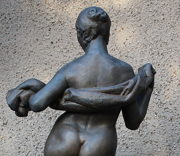 Bernd Göbel_Weibliche Figur mit Tuch Bernd Göbel_Weibliche Figur mit Tuch